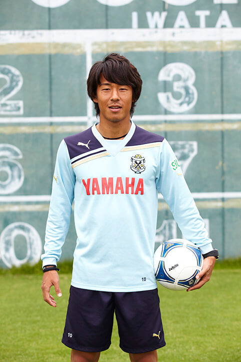 サッカーボールを手にする、ジュビロ磐田MFの山田大記さん