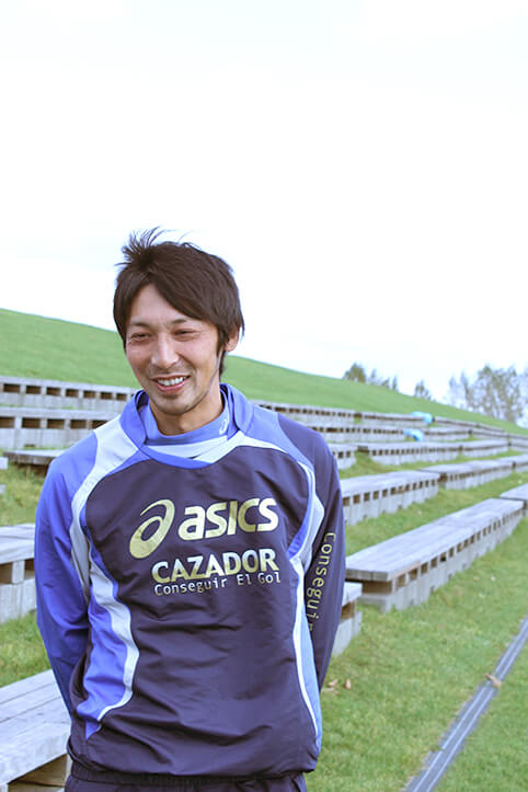 インタビューに答える、プロサッカー選手の伊藤壇さん