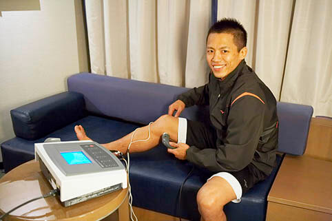 電気治療器でコンディショニング中の、伊藤超短波ブランドアンバサダー 柔道家 「野村忠宏」さん