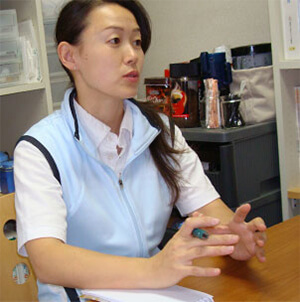 インタビューに答える、アスレティックトレーナーの村田亜由美さん