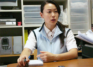 インタビューに答える、アスレティックトレーナーの村田亜由美さん