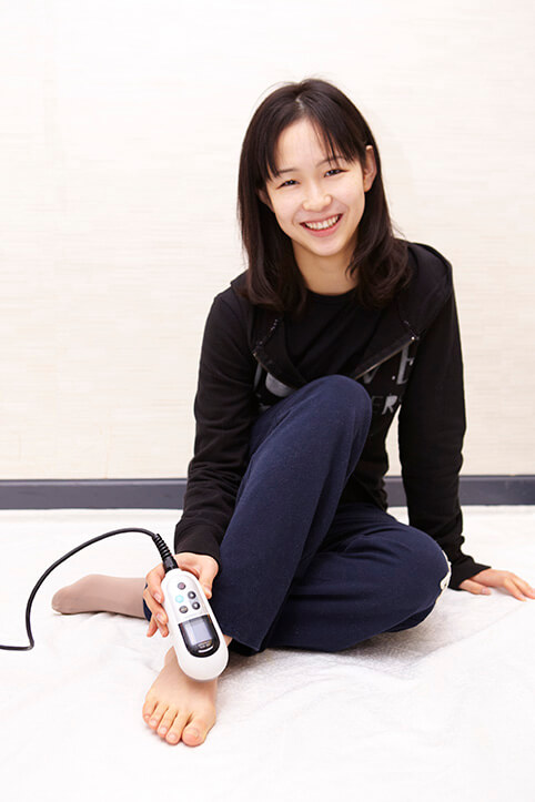 超音波治療器でコンディショニング中の、女子フィギュアスケートの今井遥さん