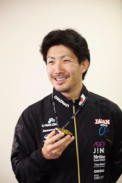 電気治療器を手にする、自転車競技日本代表の渡邉一成さん