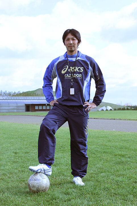 フィールドに立つ、プロサッカー選手の伊藤壇さん