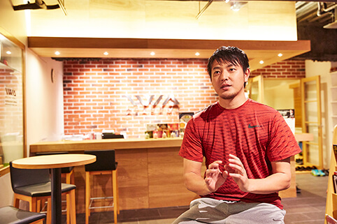インタビューに答える、伊藤超短波イメージアスリート 野球選手「岩隈久志」さん