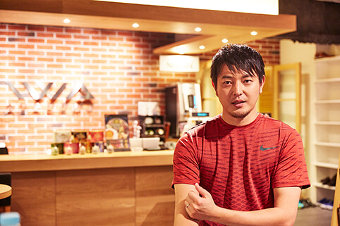 インタビューに答える、伊藤超短波イメージアスリート 野球選手「岩隈久志」さん