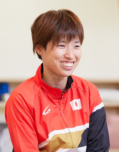 インタビューに答える、トレーナー「高松佑圭」選手