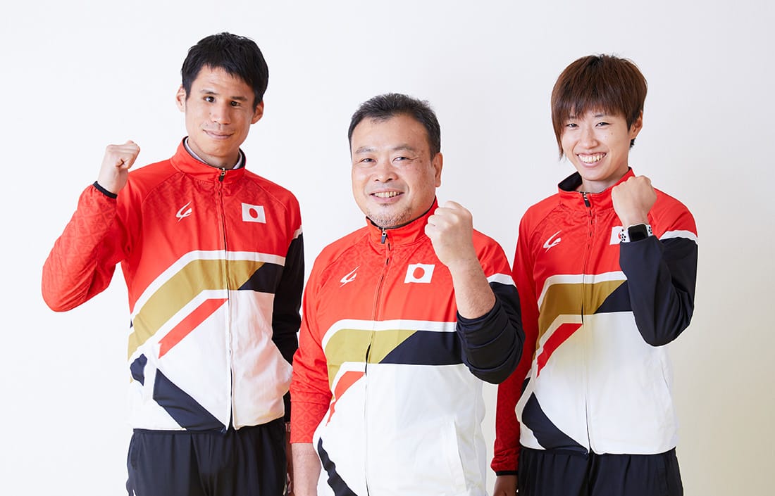 3ショット写真。向かって左より堀越信司選手・前田為康トレーナー・高松佑圭選手