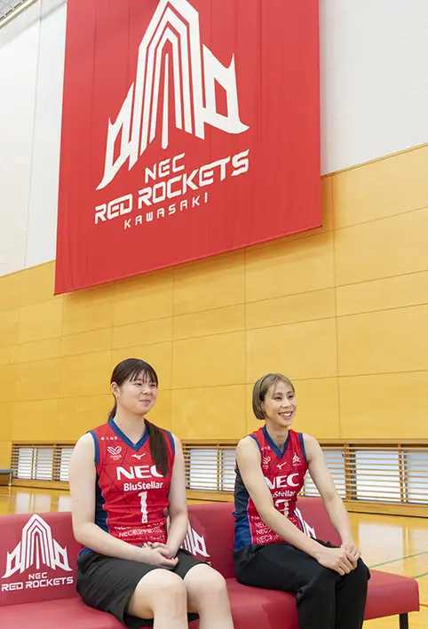 インタビューに答える、山田二千華/和田由紀子 選手