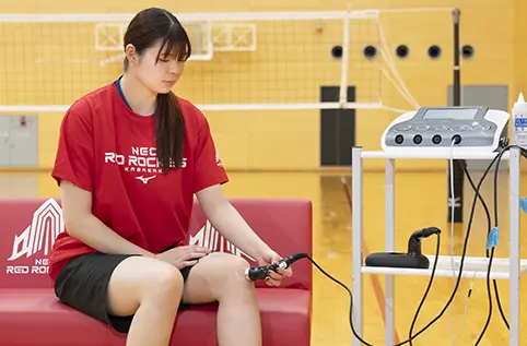 コンビネーション治療器で治療中する、山田二千華 選手