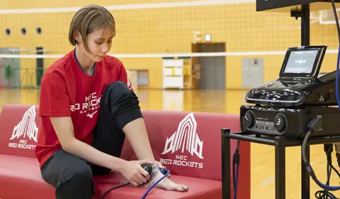 コンビネーション治療器で治療中する、和田由紀子 選手