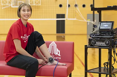 コンビネーション治療器で治療中する、和田由紀子 選手