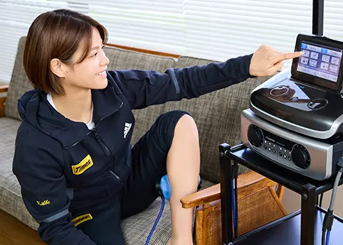 電気治療器でコンディショニング中の、柔道家「阿部 詩」選手