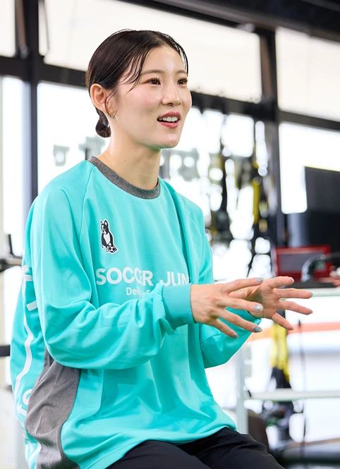 インタビューに答える、フットサル選手「松本 直美」選手