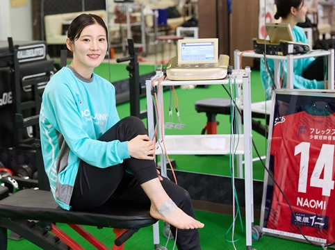 電気治療器でコンディショニング中の、フットサル選手「松本 直美」選手