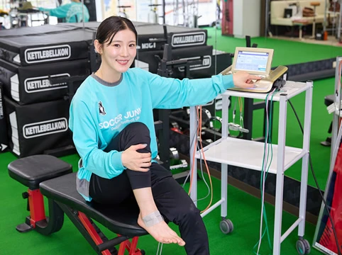 電気治療器でコンディショニング中の、フットサル選手「松本 直美」選手