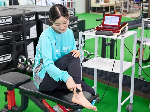 電気治療器でコンディショニング中の、フットサル選手「松本 直美」選手